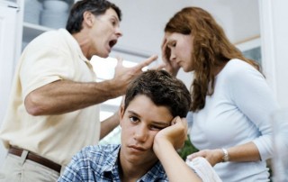 Se trata de un delicado tema en el que el progenitor, fue condenado con anterioridad, por un delito de malos tratos contra el hijo, existiendo una orden de alejamiento, de modo que el menor hacía más de cuatro años que no se relacionaba con el padre.